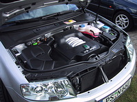 Das Triebwerk nimmt fast den gesamten Motorraum ein. Das Triebwerk nimmt fast den gesamten Motorraum ein.
