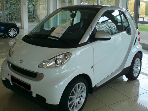 Weißer Smart fortwo als Ausstellungsfahrzeug. Weißer Smart fortwo als Ausstellungsfahrzeug.