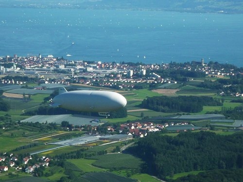 Zeppelin NT im Vorbeiflug. Zeppelin NT.