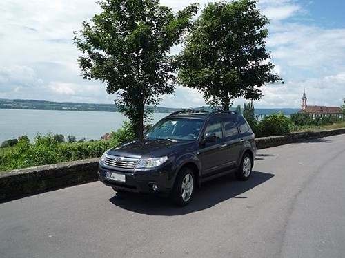 Forester auf Parkplatz am Bodensee. 