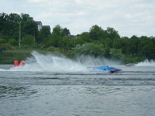 Rennboote der Klasse R-1000 in Aktion. 