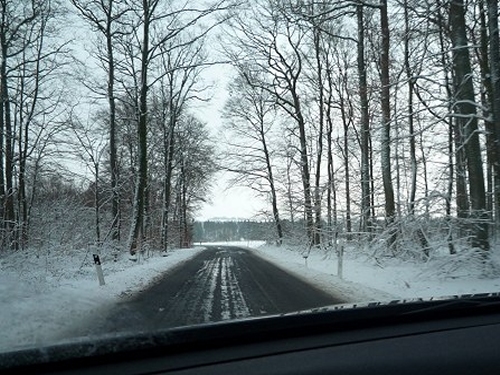 Winterliche Straßenverhältnisse. Winterliche Straßenverhältnisse.