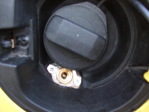 Kleiner Tankstutzen am Seat Leon V6. Kleiner Tankstutzen am Seat Leon V6.