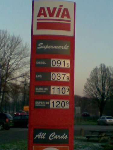 Sagenhaft günstiges Autogas. Preistafel einer Avia-Tankstelle.