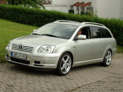 Avensis in der Auffahrt. 