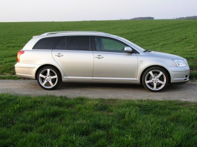 Der Avensis mit den neuen Felgen der Größe 8x18 und 225/40 R 18. Neue Felgen auf dem Avensis.