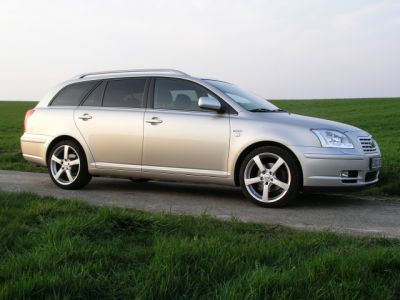 Avensis mit den neuen Felgen im Grünen. Avensis mit den neuen Felgen im Grünen.