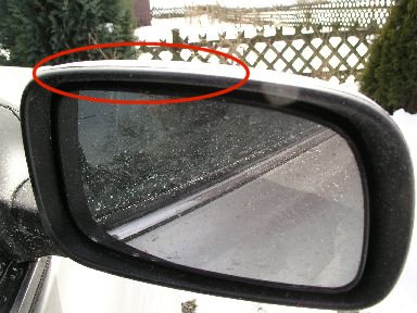 Rückspiegel mit Markierung der Stelle, an der die Kante 2 mm hochstand. Rückspiegel rechts.
