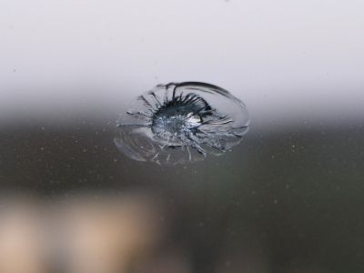 Der Steinschlag auf der Frontscheibe des Avensis. Steinschlag Frontscheibe.