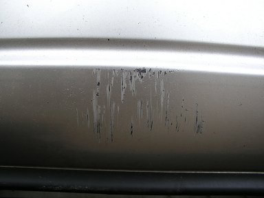 Lackkratzer an der hinteren Stoßstange nach Steinkontakt. Stoßstange hinten verkratzt.