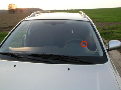 Steinschlag genau im Sichtbereich des Fahrers. Steinschlagstelle Frontscheibe.