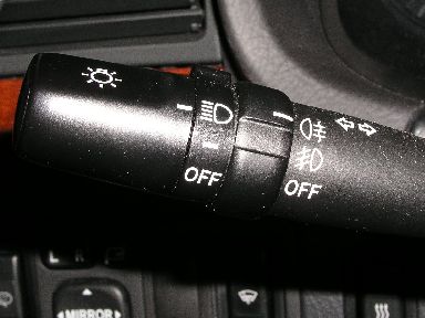 Schalter für Fahrlicht und Nebelschlußleuchte: beide Lichter ein. Schalter für Fahrlicht und Nebelschlußleuchte: beide Lichter ein.