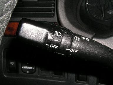 Schalter für Fahrlicht und Nebelschlußleuchte: beide Lichter aus. 
