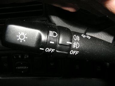 Schalter für Fahrlicht und Nebelschlußleuchte: beide Lichter ein. Schalter für Fahrlicht und Nebelschlußleuchte: beide Lichter ein.