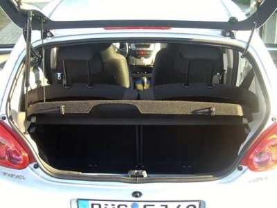 Die geöffnete Heckklappe bietet nur eingeschränkten Zugang zum Kofferraum. Geöffnete Heckklappe des Toyota Aygo.