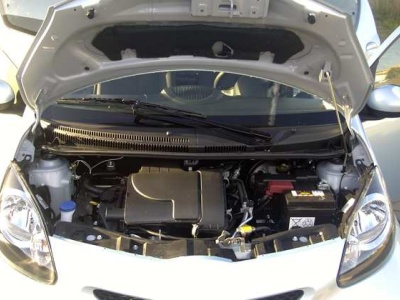 Blick in den Motorraum des Toyota Aygo. 