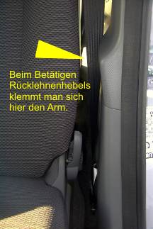 Verstellung der Rückenlehne schwierig. Innenverkleidung der B-Säule behindert Verstellung der Rückelehne.