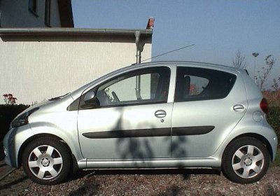 Schnittige Seitenschutzleisten am Toyota Aygo. Seitenschutzleisten am Toyota Aygo.