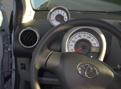 Tacho und Drehzahlmesser des Toyota Aygo. 