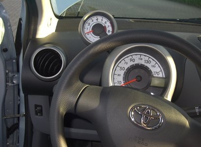 Tacho und Drehzahlmesser. Tacho und Drehzahlmesser des Toyota Aygo.