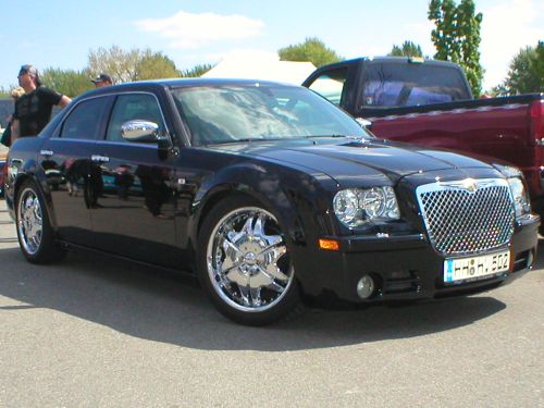 Schwarzer Chrysler 300C mit 22-Zoll-Felgen. Chrysler 300C.