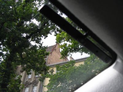 In die Windschutzscheibe geklebte Außenantenne für die Telefon-FSE-Anlage. Außenantenne an der Windschutzscheibe.