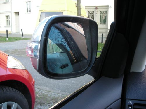 Eingeklappte Außenspiegel des Avensis. 