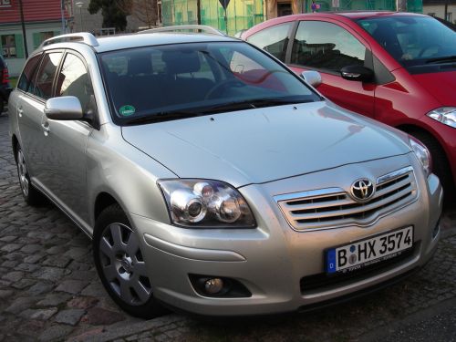 Silberner Toyota Avensis Sol Kombi. 