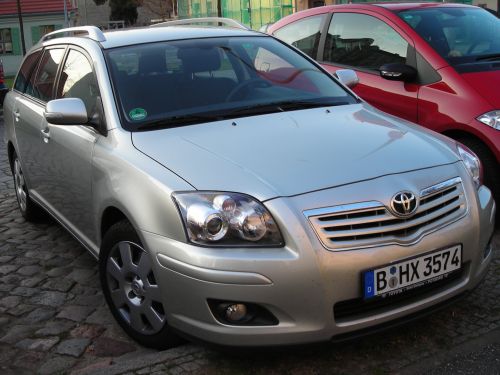 Silbergrauer Toyota Avensis Combi Sol. 