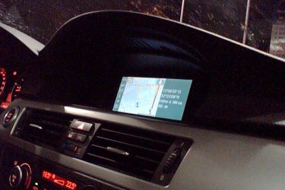 Bildschirmmütze im BMW. Blendfreier Monitor über der BMW-Mittelkonsole.