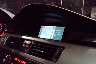 Blendfreier Monitor über der BMW-Mittelkonsole. 