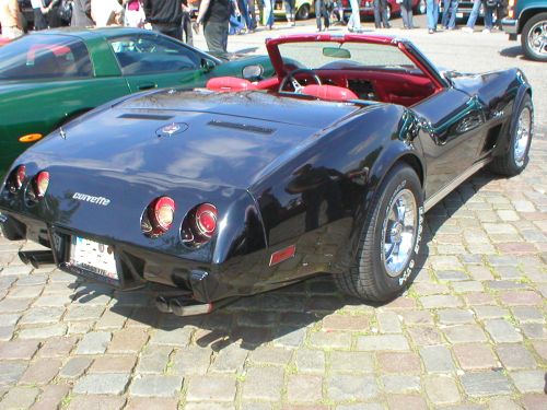Schwarze Corvette C3 Cabrio. Schwarze Coke Bottle Corvette C3 Cabrio.