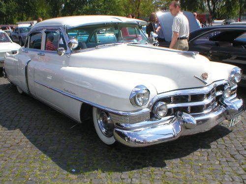 Weißer Cadillac Fleetwood Sixty Special. 