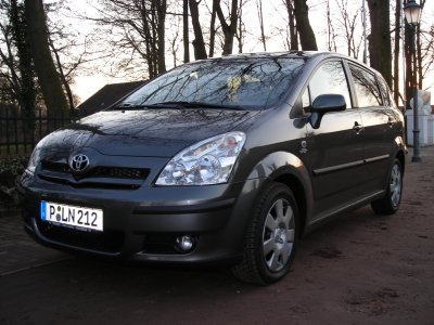 Toyota Corolla Verso aus der "Dackel-Perspektive". Toyota Corolla Verso aus der "Dackel-Perspektive".