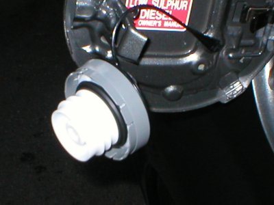 Wohin mit dem Deckel beim Tanken? Geöffnete Tankklappe mit Tankdeckel.