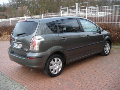 Heck und Beifahrerseite des Toyota Corolla Verso. Heck und Beifahrerseite des Toyota Corolla Verso.