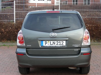 So werden ihn auf der Autobahn die meisten zu sehen bekommen — von hinten. Heckansicht des Toyota Corolla Verso.