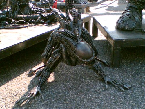 Eine Alien-Figur als Kunst aus Biker-Altmetall. 