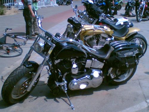 Geparkte Harleys am Straßenrand. 