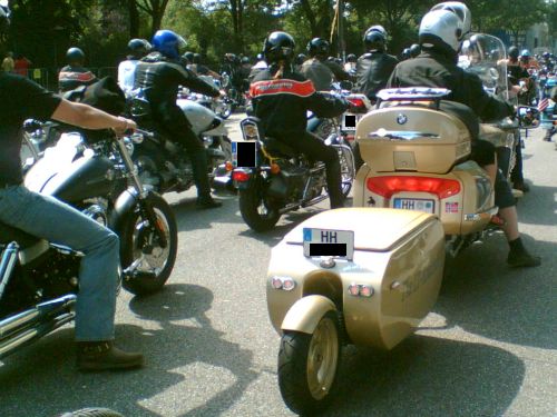 BMW-Motorrad mit Anhänger - Roadtrain. 