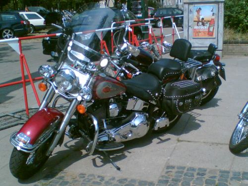 Harleys an der Straßenecke. Schöne Harley an der Ecke.