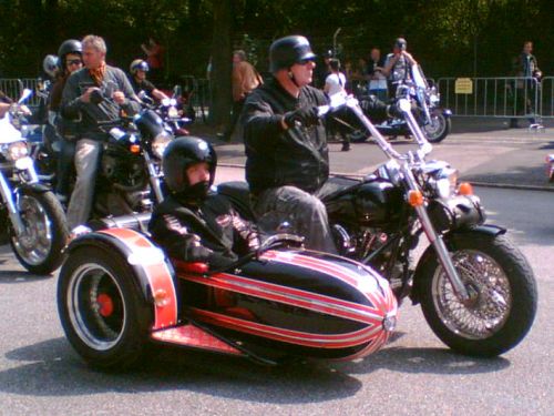 Harley mit Beiwagen. 