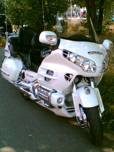 Weiße Honda Goldwing. 