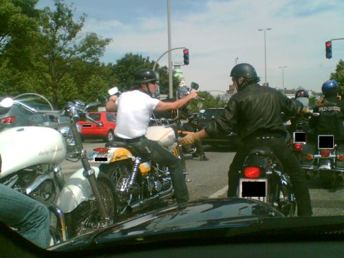 Umringt von Bikern in Hamburg. 