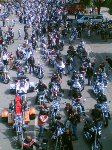 Motorradfahrer sammeln sich zur Harley-Parade. Luftbild mit sich zur Harley-Parade sammelnden Motorradfahrern.