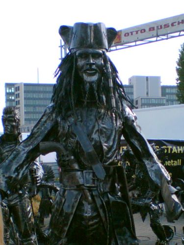 Eine Piraten-Figur als Kunst aus Biker-Altmetall. 