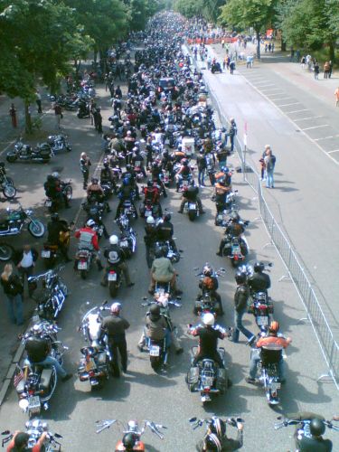 Luftbild der startenden Harleyparade. 