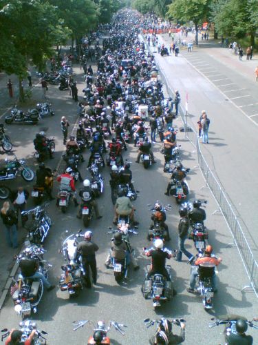 Start der Harleyparade. Luftbild der startenden Harleyparade.
