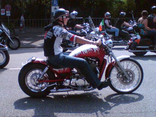 Rotes Custom Bike. Rote customised Harley Davidson.