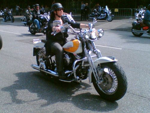 Bikerin mit klassischer Harley Davidson. 